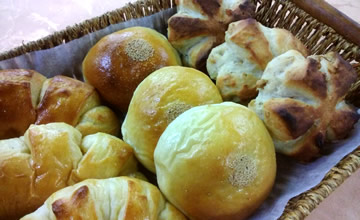 パン職人が丁寧に手作りで焼き上げ